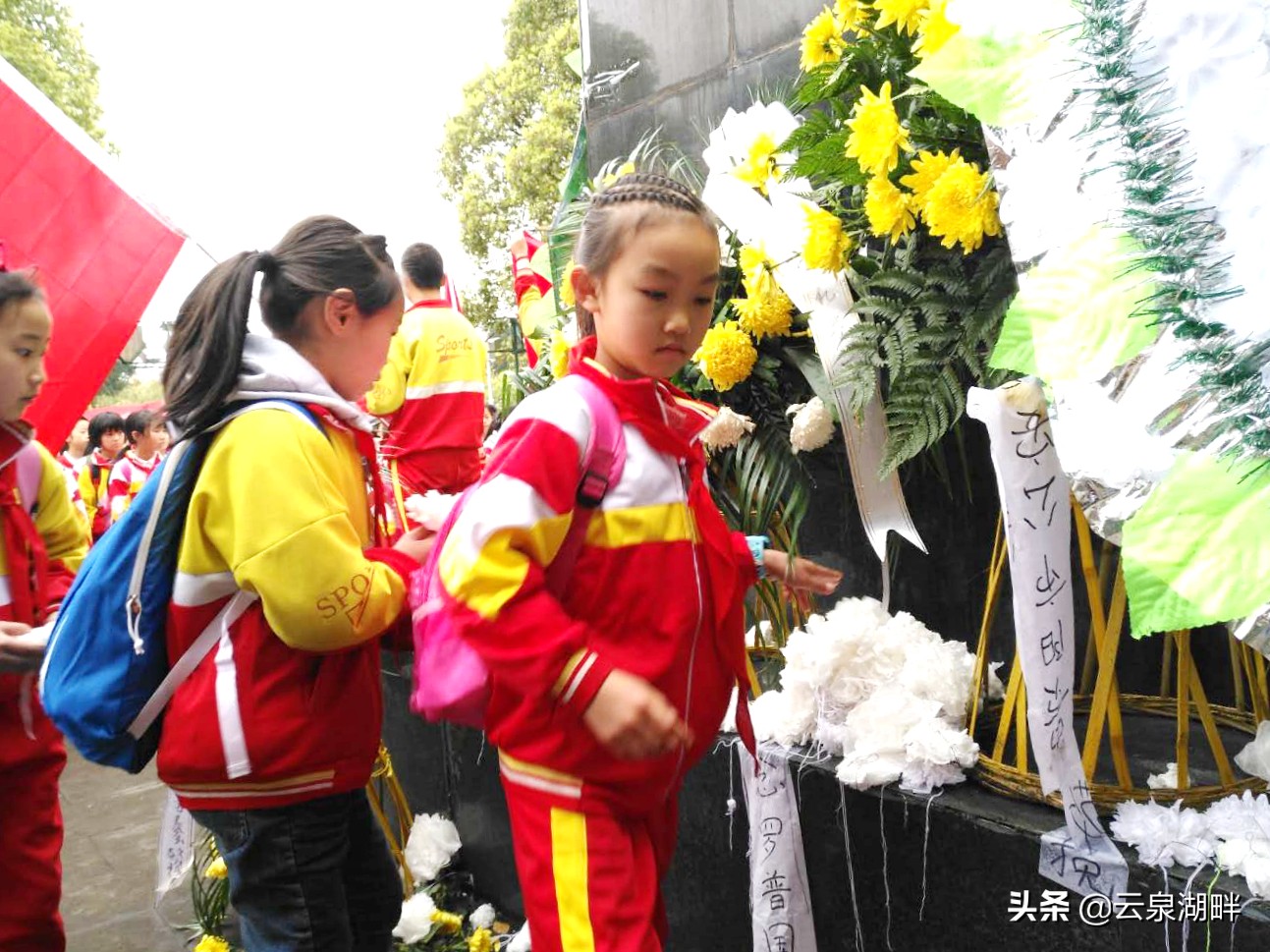 学校清明节缅怀先烈讲红色故事,缅怀革命先烈传承红色基因学校