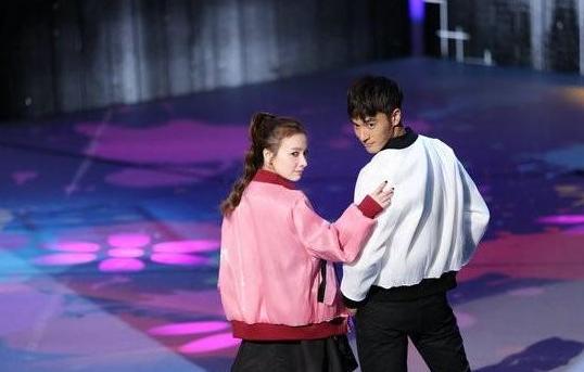 吴昕恋情曝光与郑凯同回家中七夕娱乐圈的瓜真多