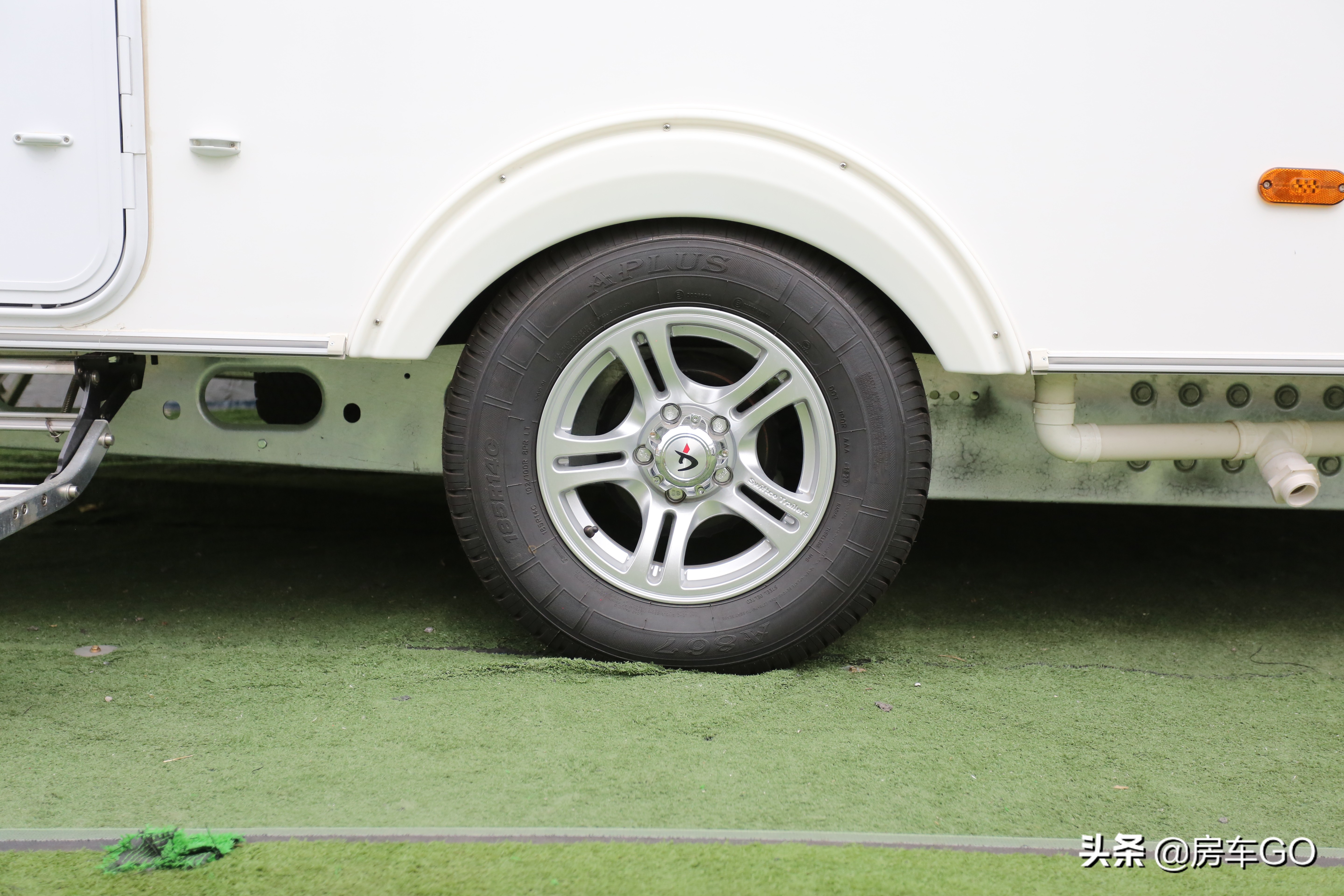 可以上蓝牌的拖挂房车,能住三人小型拖挂房车