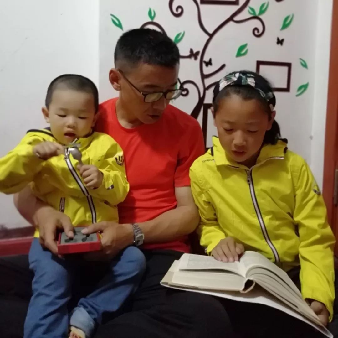 军爸给军娃惊喜视频,军爸送给军娃的六一礼物