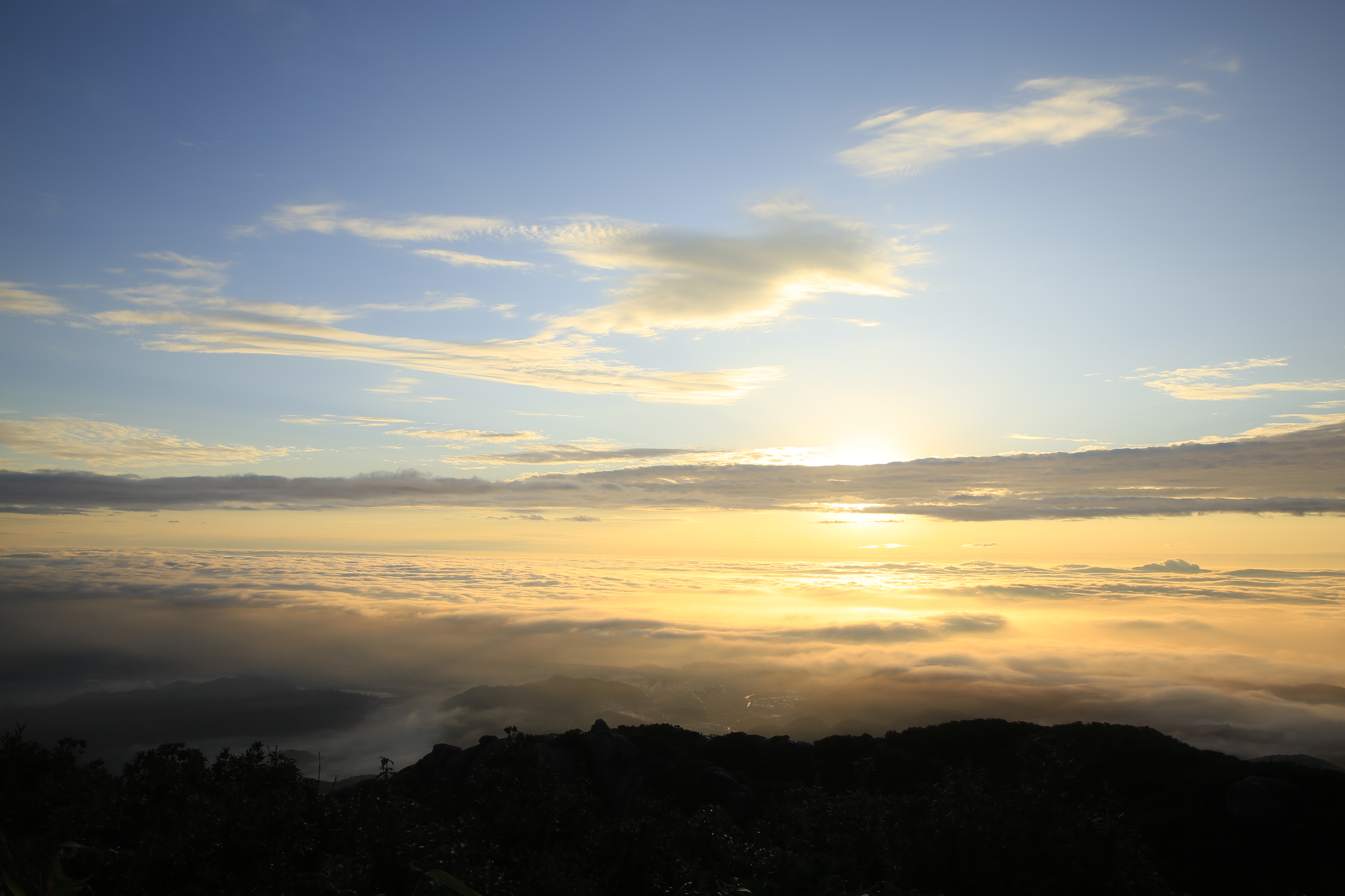 太姥山山顶日出,雨中的太姥山云雾缭绕