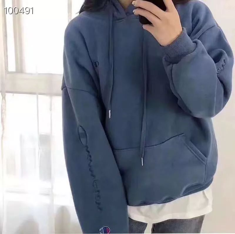 冬天卫衣这样穿时髦又惊艳,冬季流行的新款重磅卫衣