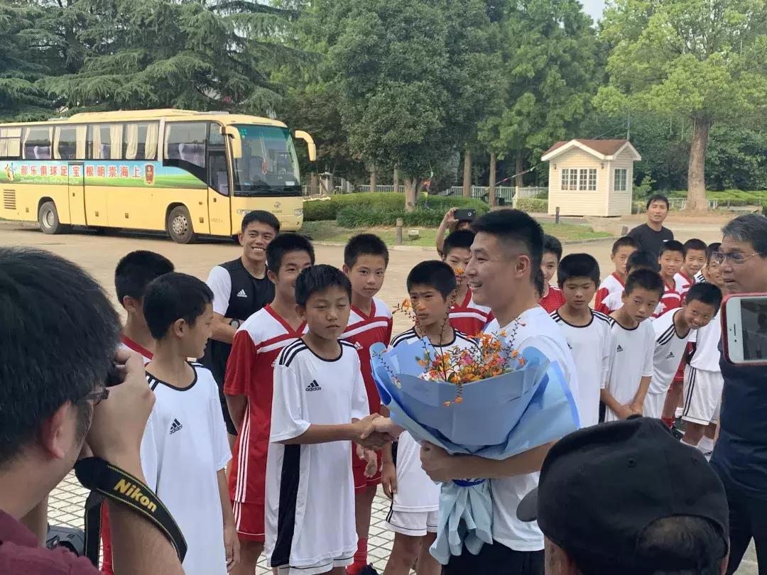 武磊从西班牙回来看望徐根宝视频,武磊回崇明基地看望恩师徐根宝