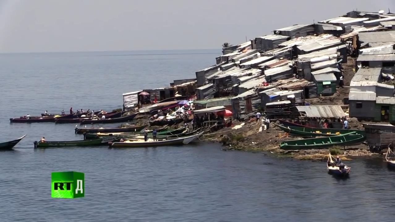 非洲小岛还没足球场大，却挤了1000个居民，旁边两大岛没人住