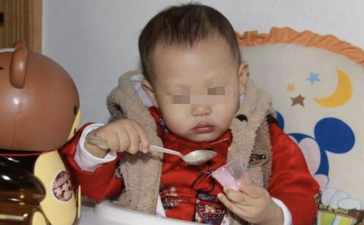 宝宝吃了固体胶水怎么办,宝宝把胶水当果冻误食