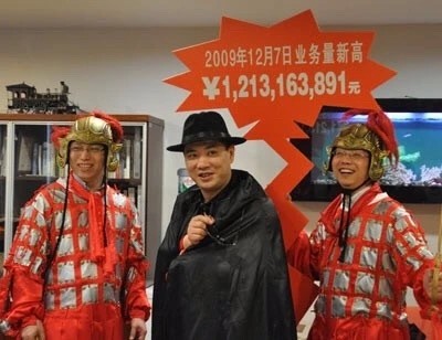 他生于安徽，辅佐马云打造2千亿公司，还给美国大学捐款500万