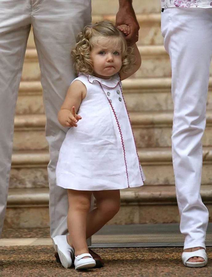 西班牙公主莱昂诺尔给父亲打伞,西班牙王室小公主给父亲的惊喜