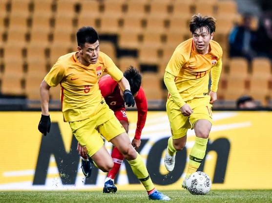 国足球迷挥舞国旗超燃视频,国足球迷骄傲的瞬间