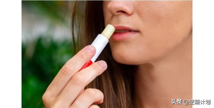 嘴唇口角干裂脱皮唇炎怎么办,成年人口角炎干裂最快治疗方法
