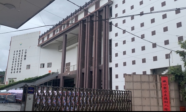 贫困县7.1亿建豪华中学评论,陕西一脱贫县花7亿建豪华中学