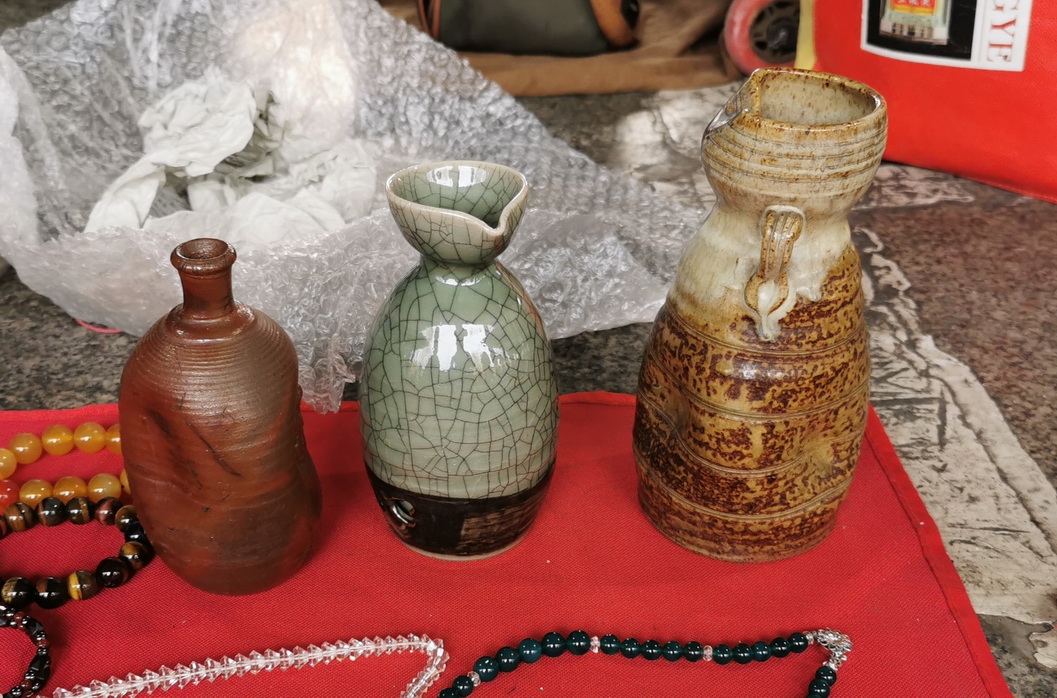 沈阳古玩地摊买日瓷杂货：东西好多，价格好诱人，这是怎么弄来的