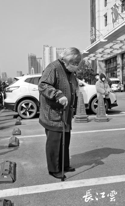 往来皆静默定格三分钟