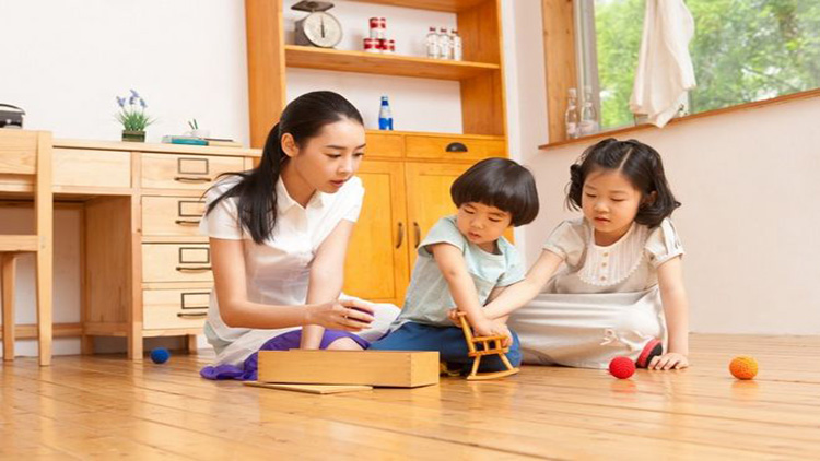 怎么给孩子解释男生站着小便,为什么男孩站着小便