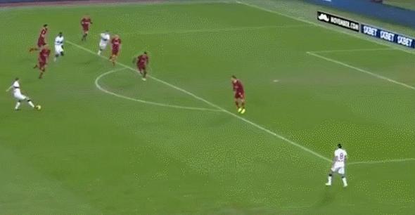 尴尬！诡异愣神2秒后送空门，之前被对手穿裆，匪夷所思的丢球