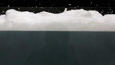 拉屎的时候怎么防止溅水,教你怎么拉粑粑不粘马桶上