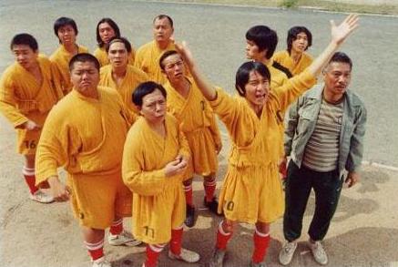 周星驰少林足球帮谢贤擦鞋动态图,周星驰三顾茅庐请谢贤