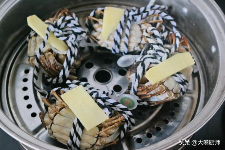 怎么蒸大闸蟹不掉腿不流黄,水煮大闸蟹怎么做不会流黄