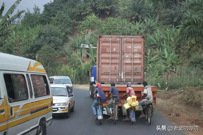 为什么在布隆迪，每辆卡车后都挂了一串自行车？