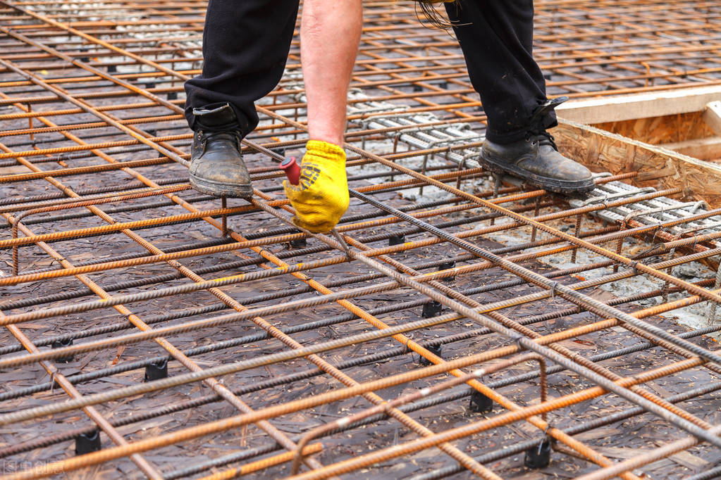 混凝土楼板出现裂缝的原因是什么,钢筋混凝土楼板裂缝是什么原因