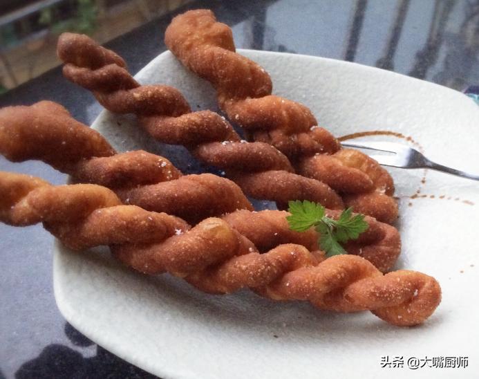 炸麻花咸香酥脆,炸酥脆麻花的家常做法