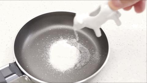 日本小哥用攒了一年的「指甲」给女友做了个钻戒？网友：妈呀变态