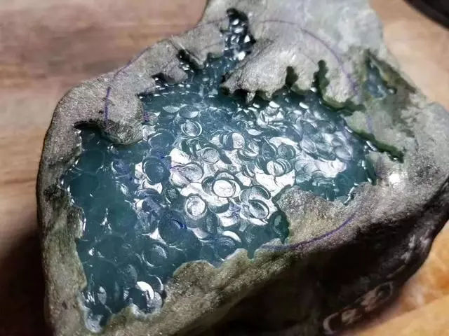 买千万翡翠原石看货继续开窗,开窗阳绿的翡翠原石能否时来运转