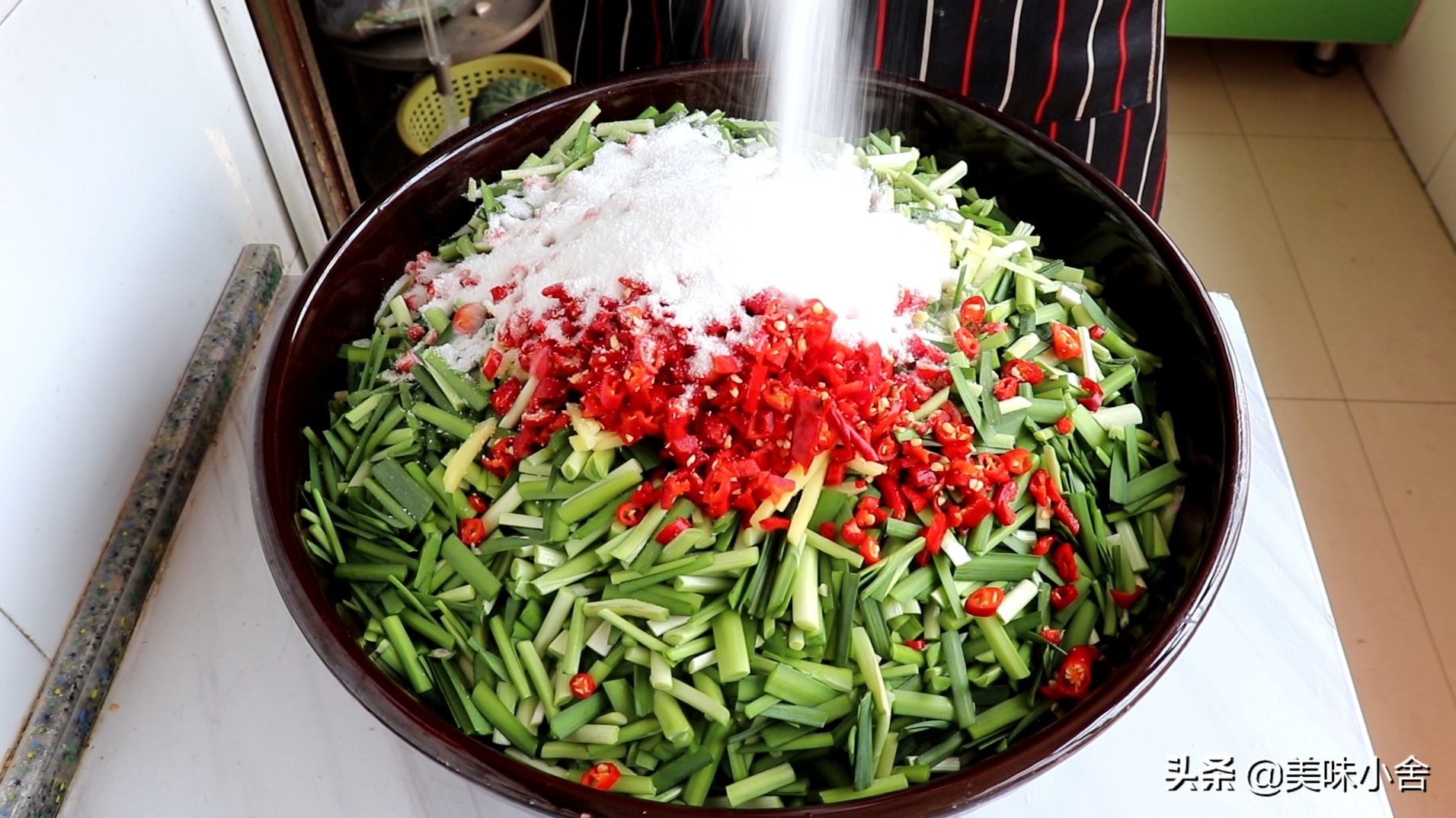 腌韭菜最好吃的做法,腌韭菜即食家常做法