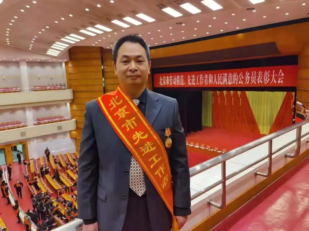 党旗在飘扬榜样在身边,党旗在基层一线高高飘扬感想