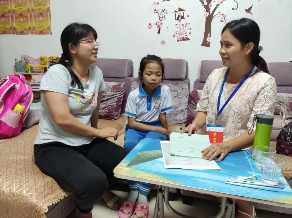 星期天小孩子特别开心,一到周末小孩就开心