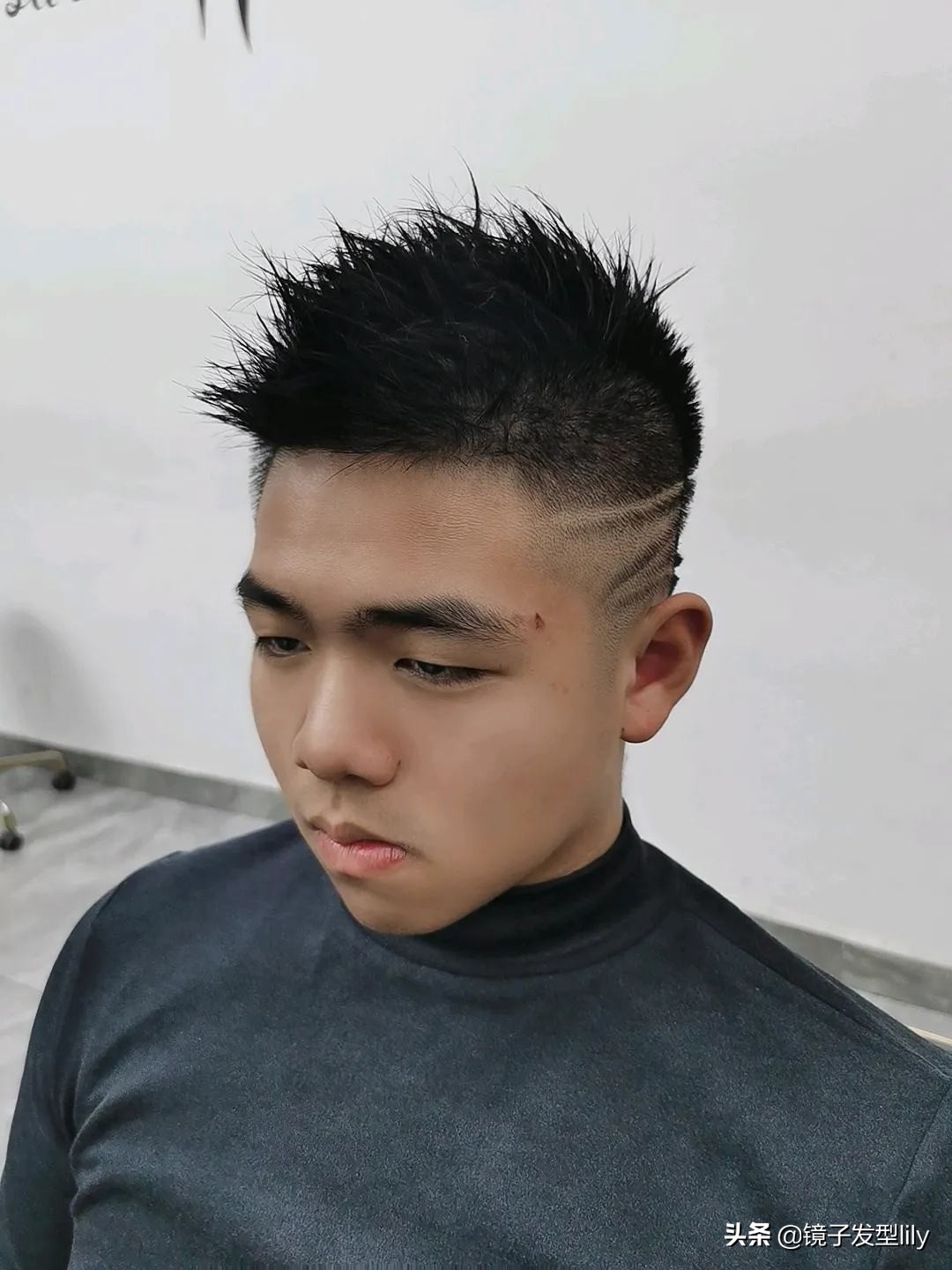 今年最流行的男发纹理烫钢铁烫,今年流行的男士发型韩式纹理烫