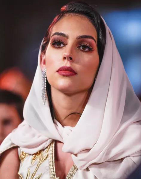 c罗在赛场亲吻乔治娜,c罗和女友乔治娜穿球衣合照图