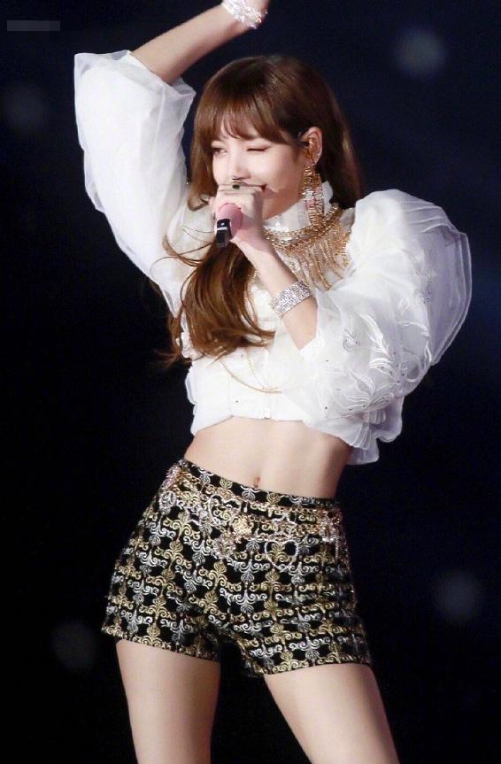 lisa穿搭牛仔外套搭长裙,lisa同款牛仔裤怎么搭配