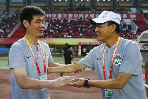 大反转，国足选帅或诞生大黑马，专家团和他聊天，比李铁多25分钟