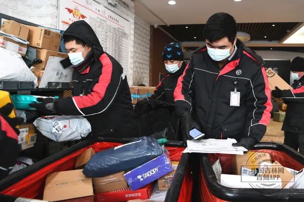 南张顺丰春节不打烊每天1点发车,顺丰快递小哥春节当天送货吗