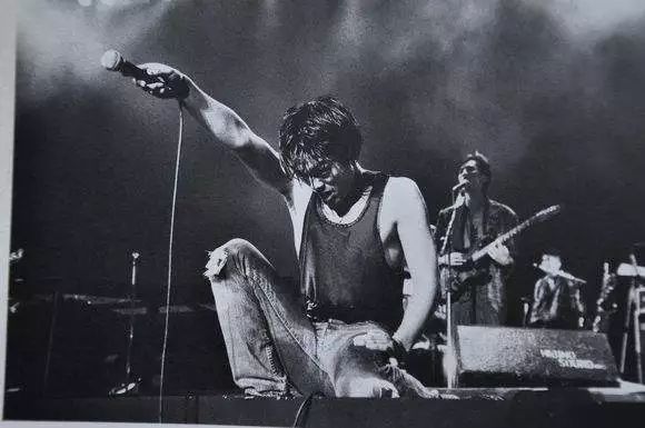 他是谢霆锋偶像,被杨坤翻唱17岁成名作,一生不羁却英年早逝