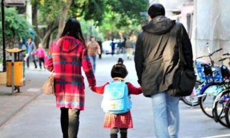 老公接孩子放学像一家人,老公去接别人的孩子放学