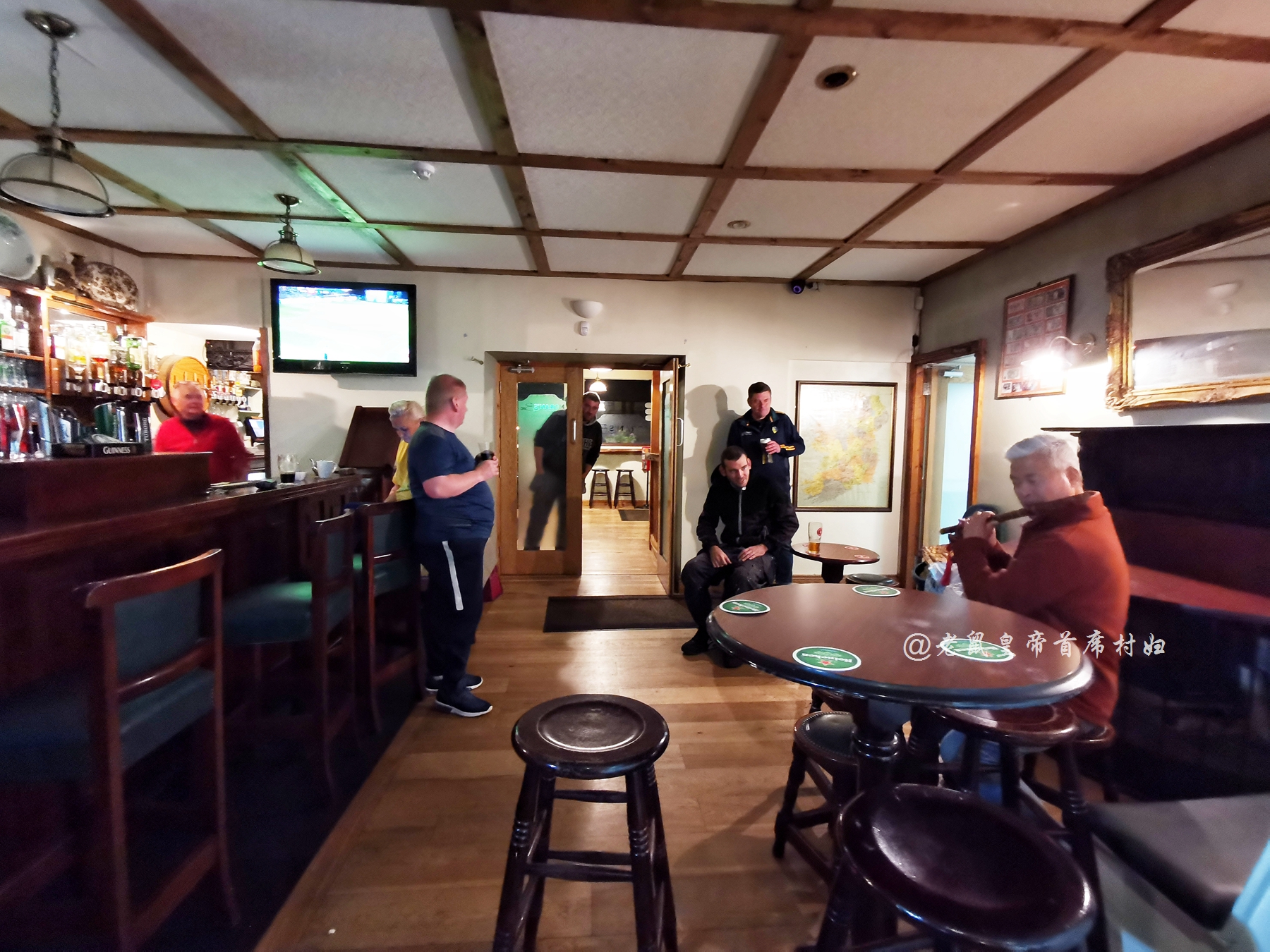 中国民乐奏响爱尔兰酒吧，老外听呆盛赞，纷纷热情款待博主