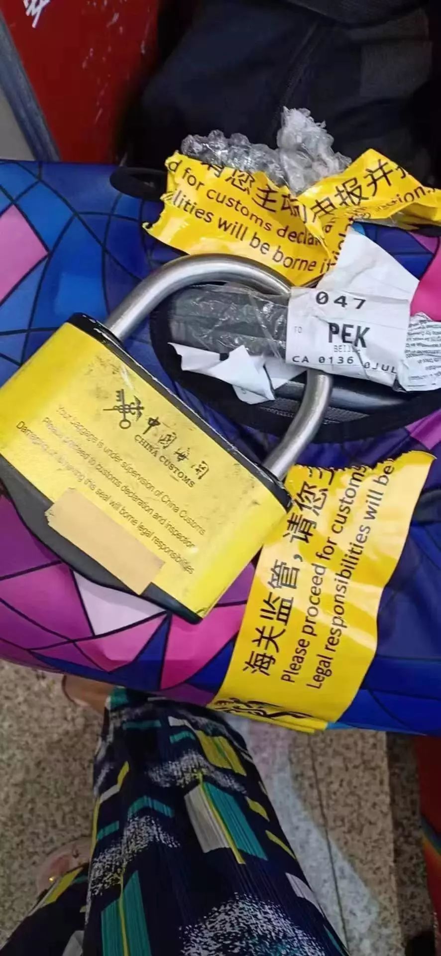 一下飞机行李就被打封条上锁?国内海关新操作:严查这类行李