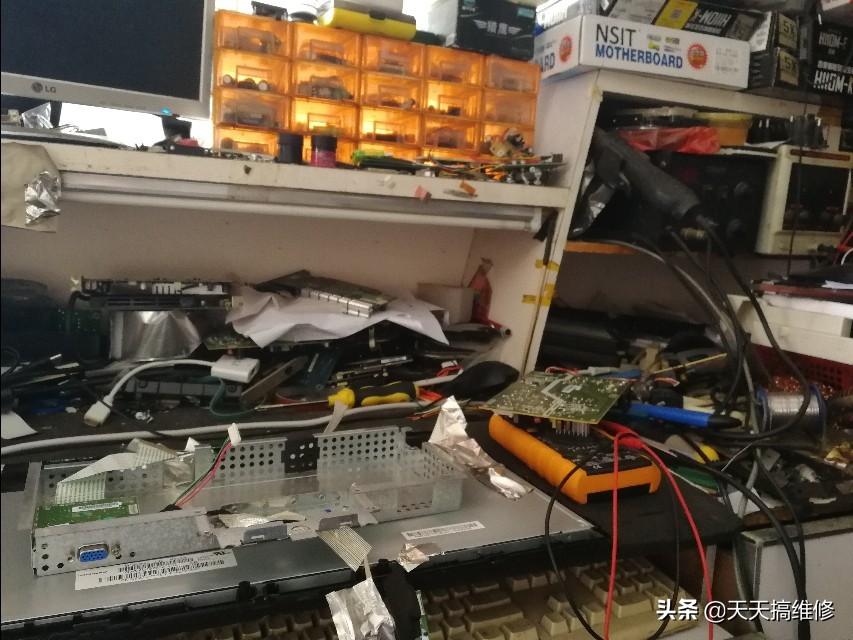 换个电闸保险丝,换一个保险丝烧一个