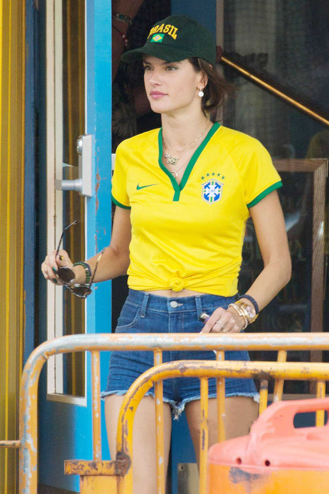 谁说球衣不是时髦的衣服?明明可以性感与可爱兼具