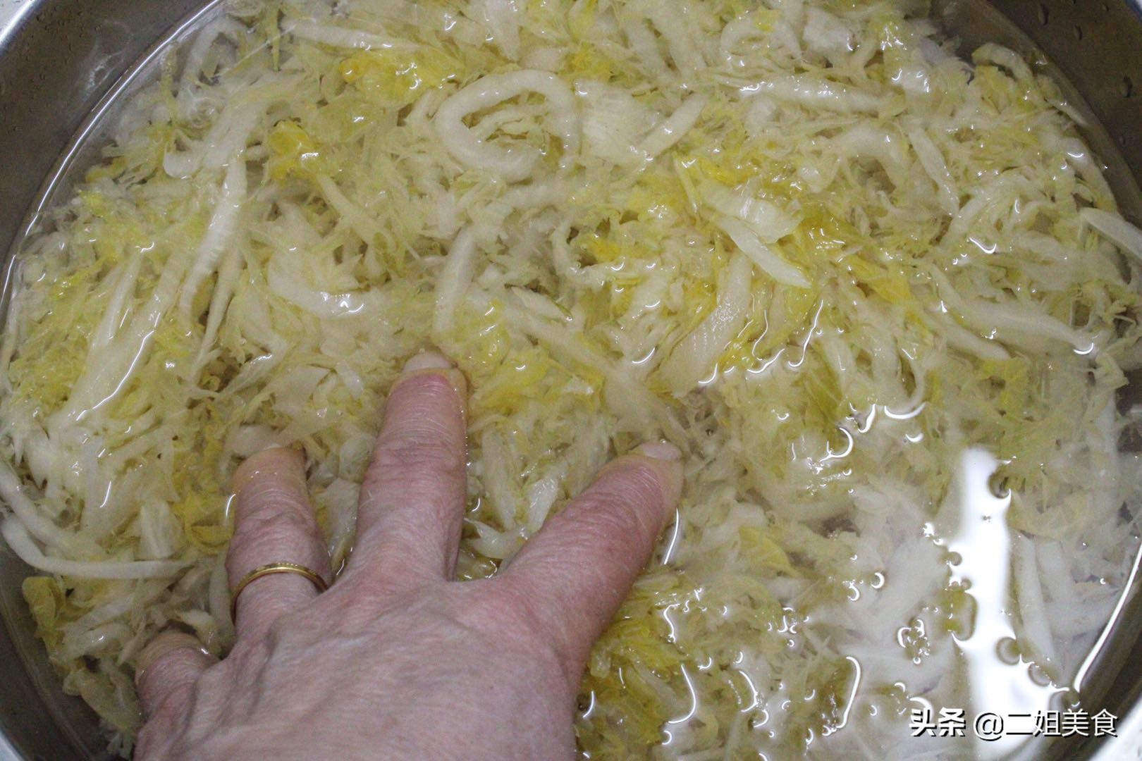 棒骨炖酸菜和什么菜一起吃比较搭,东北大骨头炖酸菜的正宗做法