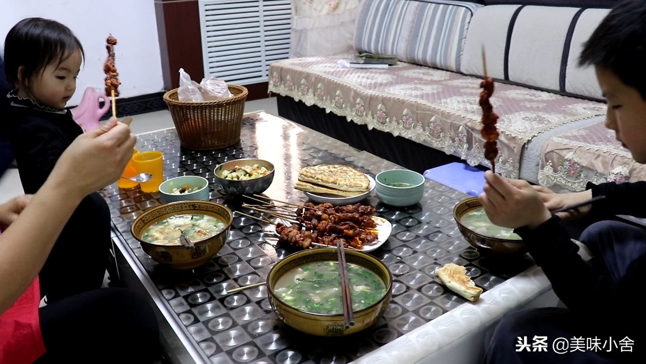 烤羊肉串难不难,烤羊肉串怎样掌握火候烤得好