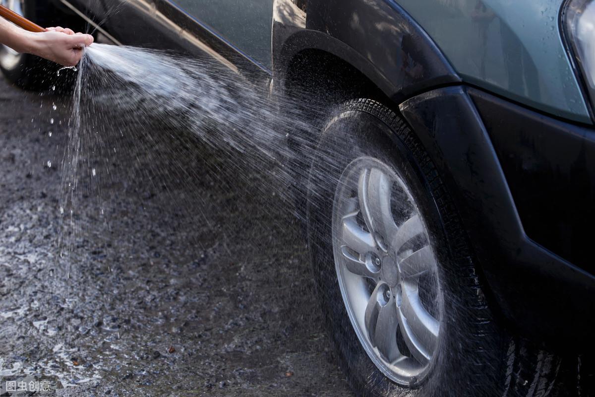车子洗后隔天又灰蒙蒙？教你洗车小窍门，洁净不易沾灰