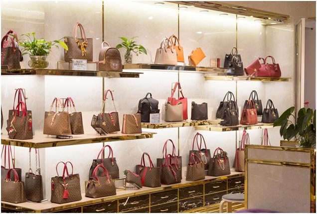 去当闺蜜的伴娘，发现包包从不放衣柜，分享给大家看看，真的高明