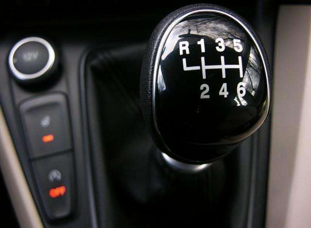 高速突然爆胎采取安全措施是什么,高速路上突然爆胎该如何正确驾驶