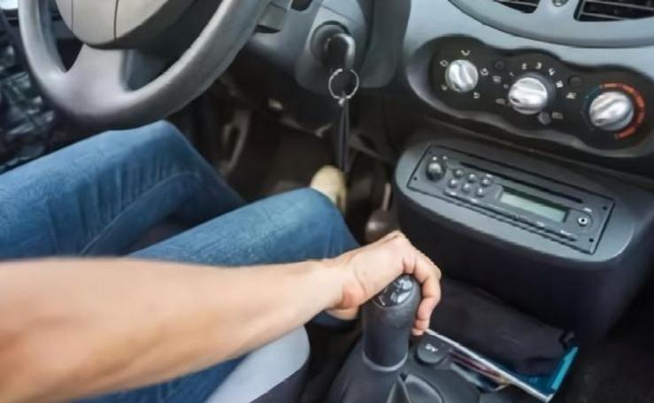 高速开车突然爆胎紧急处理,高速突然爆胎采取安全措施是什么