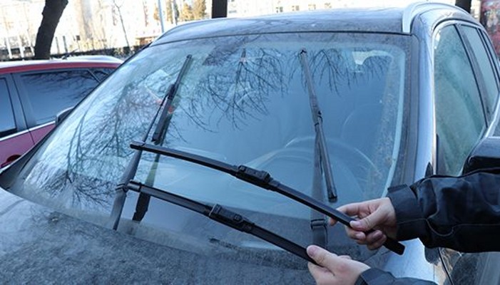 汽车玻璃洗不干净模糊用什么最好,汽车玻璃刮不净怎么办
