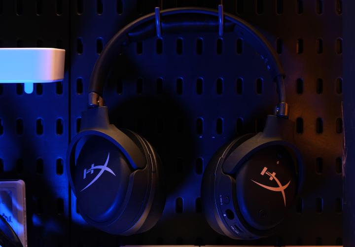 推荐一款简单精致的电脑桌 (实木电脑桌效果图大全2015款)