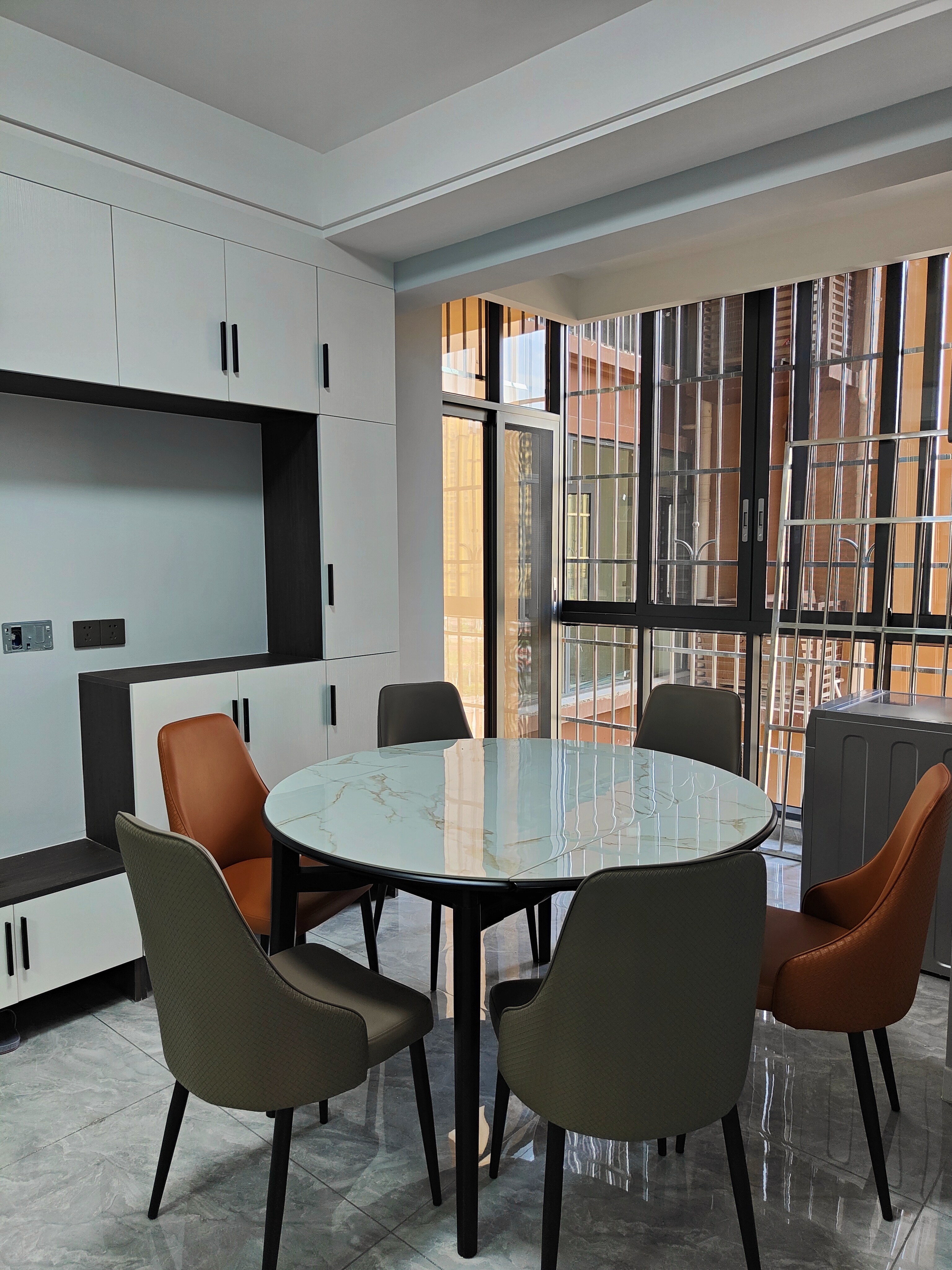 古蔺锦华城，三室两厅现代设计，鱼肚白大理石与钛金线条的碰撞