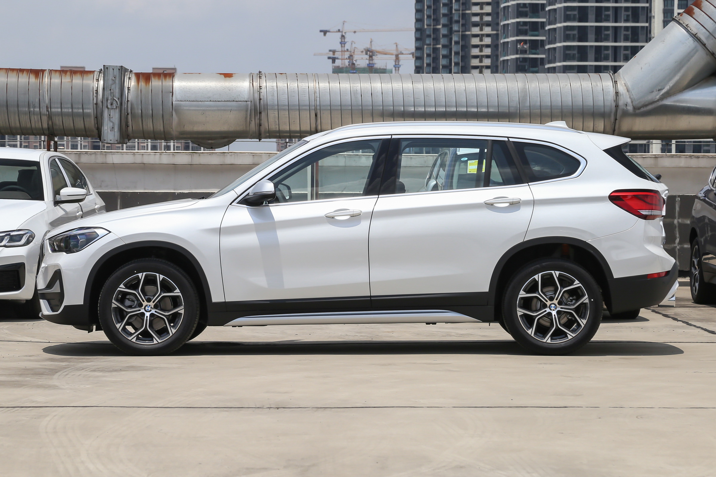 宝马x1天窗一边高一边低,宝马x1天幕关不上怎么办